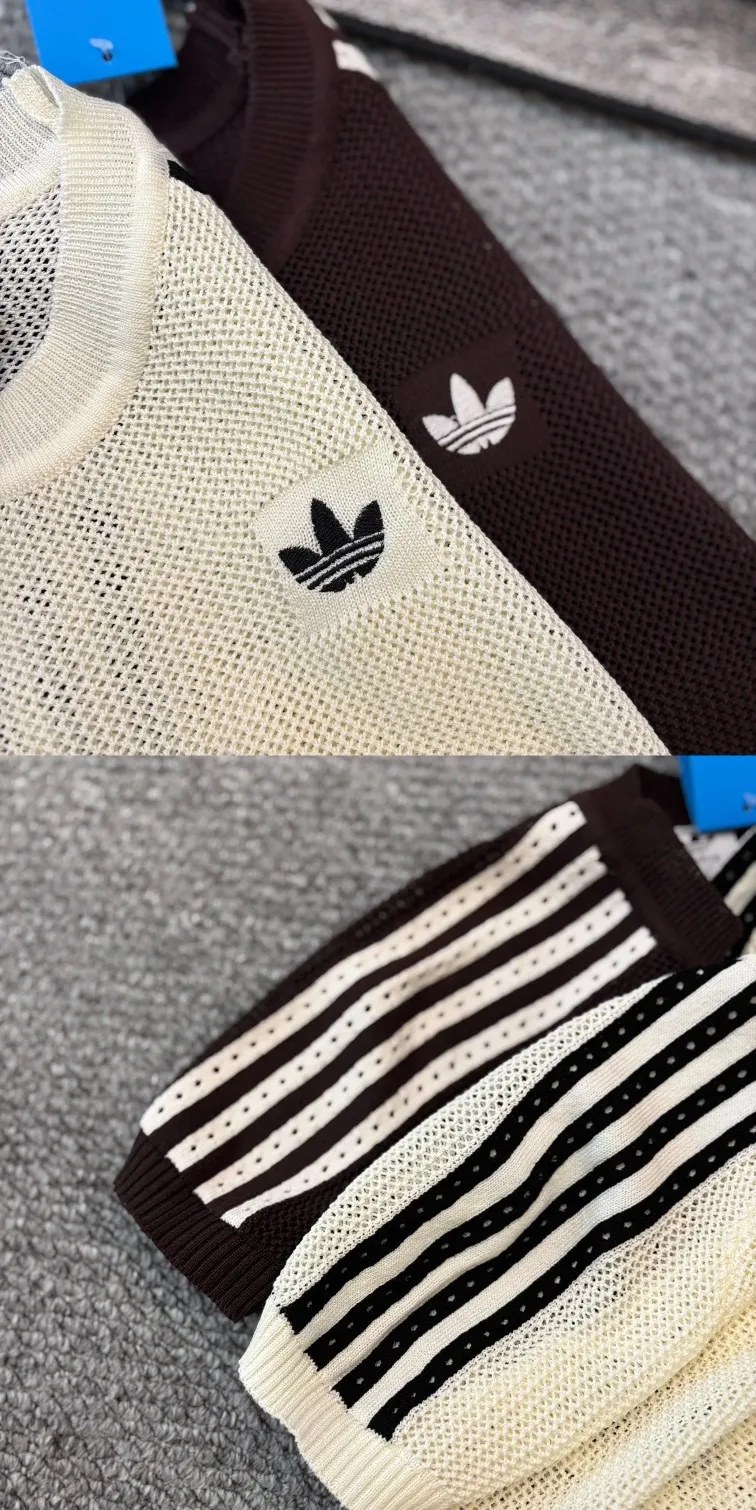 Adidas Clover Retro knitted sweater short-sleeved style is the ultimate summer wear! Campus style! The classic three-stripe + contrasting lapel design has an American college retro feel. The clover embroidery on the chest is low-key yet recognizable, making it ultra-Versatile in style. The breathable mesh knitted fabric is not stuffy and feels soft and skin-friendly. The short version just exposes the waistline. Pair it with high-waisted denim or pleated skirts to show off your proportions, making you look sweet and cool in seconds. The black and white contrasting color model is refreshing and reduces age, while the dark brown model has its own retro atmosphere. The two colors can be used with your eyes closed without stepping on thunder! Whether it is daily commuting, going on a date or shopping, or traveling to take photos, you can easily achieve a relaxed and fashionable look. The workmanship is full of details, the wiring is neat, the quality is not inferior to that of the counters, and the price-performance ratio is super high! This all-purpose T-shirt is a must-have in your summer wardrobe. It is slim and versatile, and can easily be worn with the Korean blogger’s Same Style. In Stock, you can post it in seconds without any hassle! Style number: A 237# Color: White Size: S M L XL